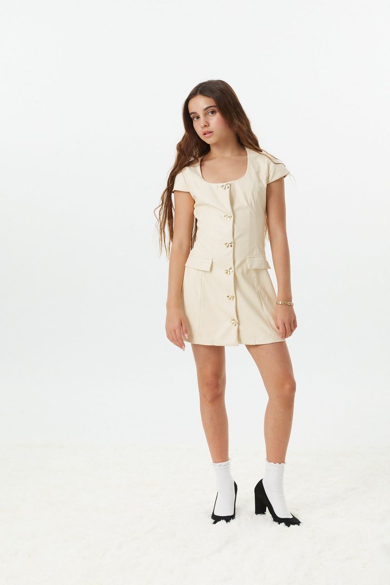 Vestido de malla plateado con perlas y tachuelas