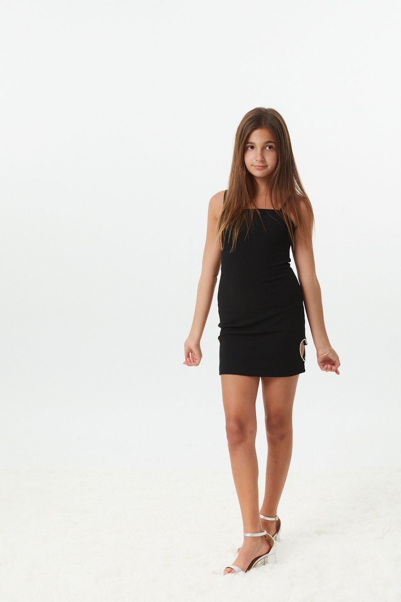 Vestido de malla plateado con perlas y tachuelas