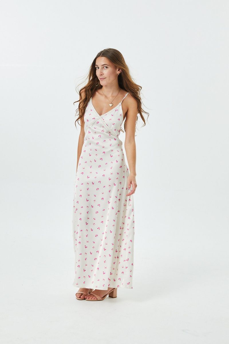 Vestido de malla plateado con perlas y tachuelas