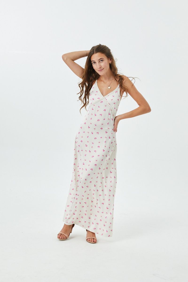 Vestido de malla plateado con perlas y tachuelas