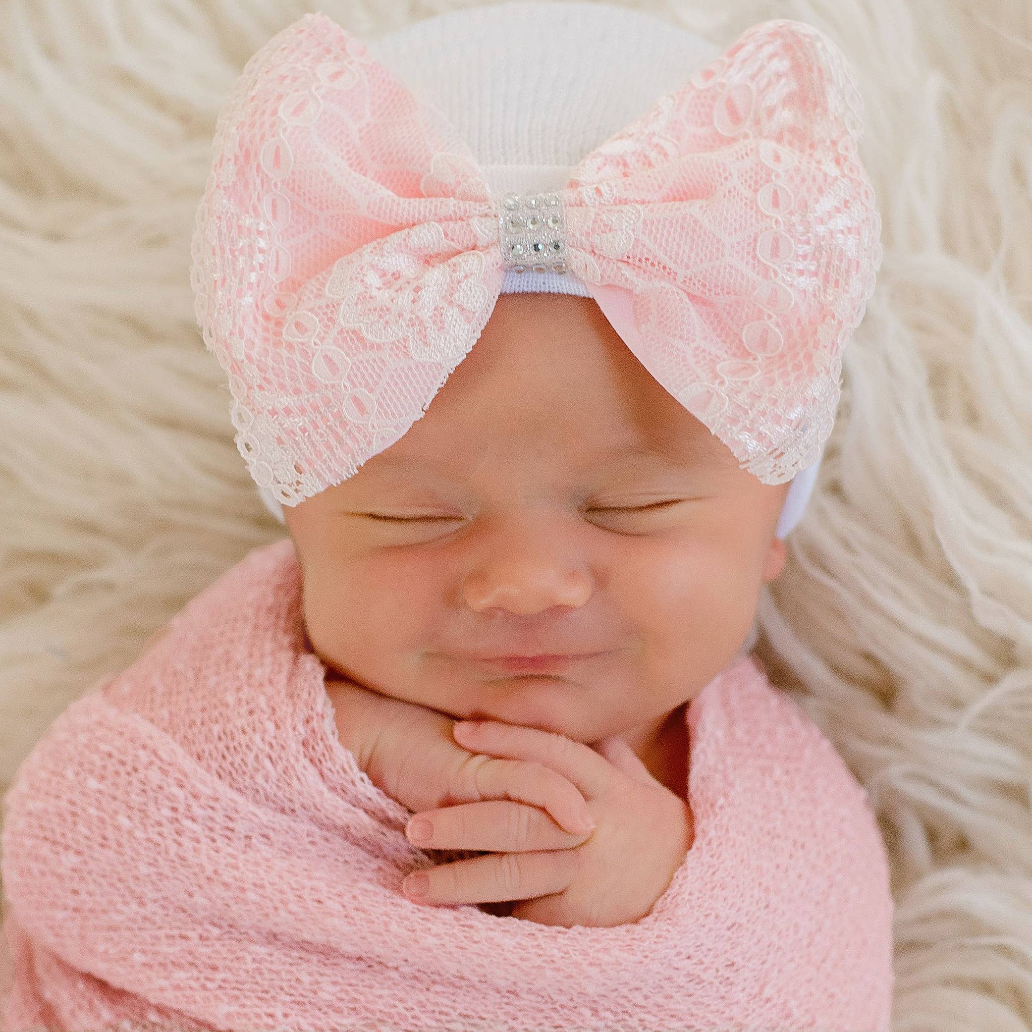 Gorro de hospital blanco con lazo de encaje rosa y pedrería plateada